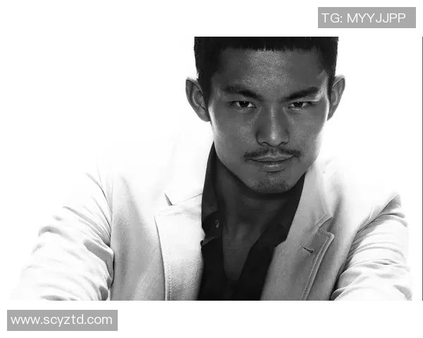 足球明星背影黑白艺术照展现运动之美与激情瞬间 足球明星背影黑白艺术照展现运动之美与激情瞬间